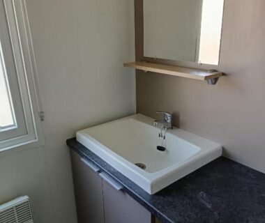 Salle de bains avec lavabo et plan de travail du MH 329 Camping Bois Dormant