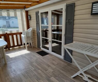 Terrasse couverte avec table et chaises du MH 329 Camping Bois Dormant