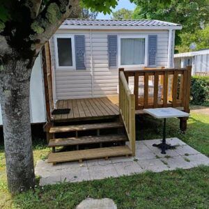 Terrasse en bois et escalier devant le mobil-home MH 329 au Camping Bois Dormant