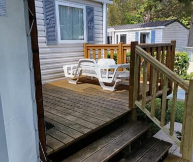 Terrasse en bois avec chaises devant le mobil home MH 329 Camping Bois Dormant