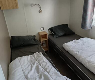 Chambre avec deux lits simples dans le mobil-home MH 329 Camping Bois Dormant