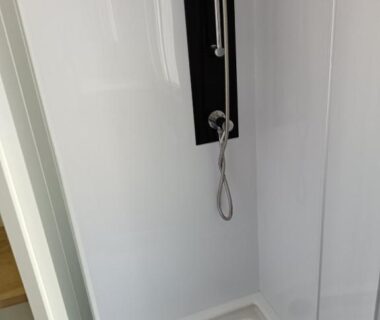 Cabine de douche blanche avec pommeau dans le MH 329 Camping Bois Dormant