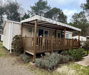Terrasse en bois ombragée avec pergola et plantes dans le MH 385 Les Dunes de Contis