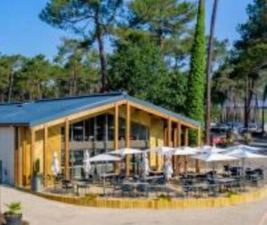 Terrasse extérieure avec tables et parasols au MH 385 Les Dunes de Contis