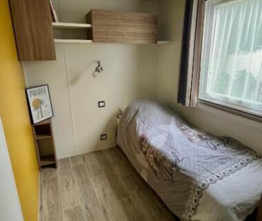 Chambre avec lit simple et fenêtre dans MH 385 Les Dunes de Contis