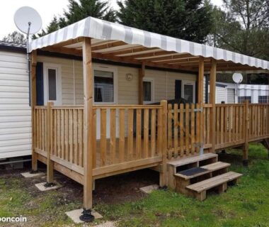 Terrasse en bois devant le mobil-home MH 387 3 chambres 1 salle de bain dans camping 4 étoiles