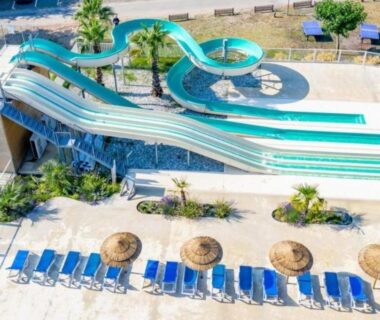 Piscine avec toboggans et transats du MH 387 3 chambres 1 salle de bain dans camping 4 étoiles