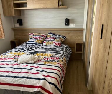 Chambre avec lit double et rangement dans le MH 399 3 chambres et 2 salles de bain entièrement équipé