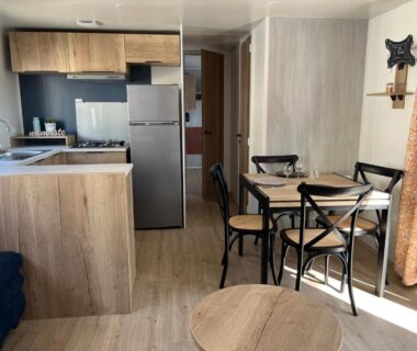 Intérieur avec cuisine ouverte et coin repas dans le MH 399 3 chambres et 2 salles de bain entièrement équipé