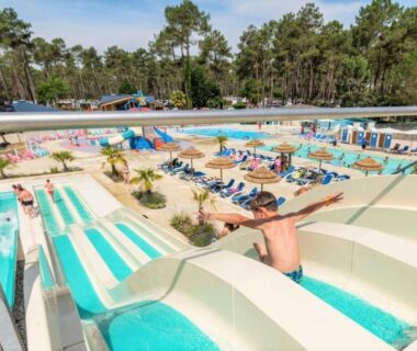 Parc aquatique avec toboggans et bassins au camping MH 399 3 chambres et 2 salles de bain entièrement équipé