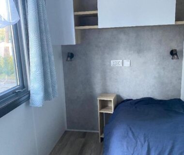 Chambre avec lit et fenêtre dans le MH 3CH à l’océan Landais chez Claiclé