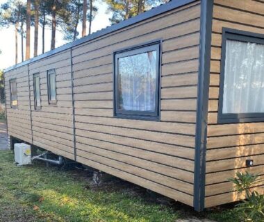 Extérieur du mobil-home sur pelouse du MH 3CH à l'océan Landais chez Claiclé