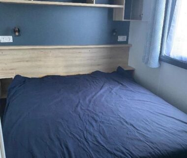 Chambre double avec lit et rangements dans le MH 3CH à l’océan Landais chez Claiclé