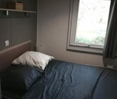 Chambre avec lit simple et fenêtre dans le MH 414 SAMBA 3chambres et 1salle de bain
