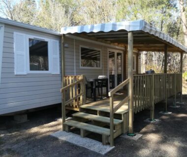 Terrasse en bois ombragée avec mobilier et escalier du mobil-home MH 414 SAMBA 3chambres et 1salle de bain
