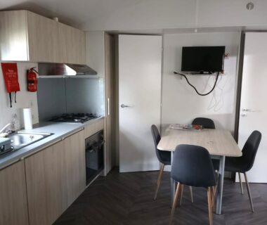 Cuisine et coin repas dans le MH 414 SAMBA 3 chambres et 1 salle de bain