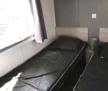 Chambre avec lits simples et fenêtre dans le MH 414 SAMBA