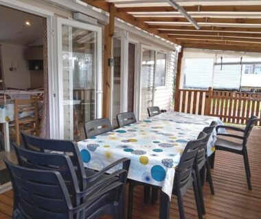 Terrasse couverte avec table et chaises dans le MH 468 LUMINOSA