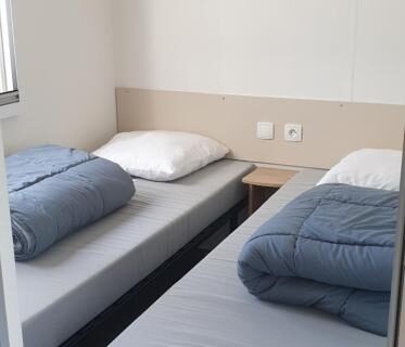 Chambre avec deux lits simples et rangement dans le MH 472 TOUT CONFORT