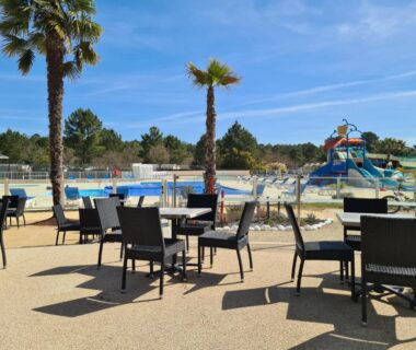 Terrasse et piscine du camping avec chaises au MH 472 TOUT CONFORT de 36M2 3 chambres 1 salle de bain