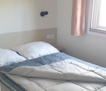 Chambre avec lit double et fenêtre dans le MH 472 TOUT CONFORT