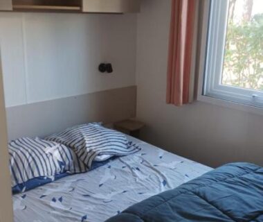 Chambre double avec lit et fenêtre dans le MH 475 ELEGANZIA 2CH ET 1sdb