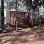 Mobil-home sur terrasse ombragée au milieu des pins du MH 475 ELEGANZIA 2CH ET 1sdb