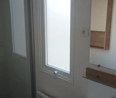 Salle de bain avec lavabo et cabine de douche dans le MH 475 ELEGANZIA 2CH ET 1sdb
