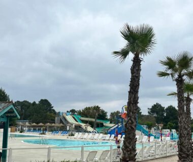 Parc aquatique avec toboggans et transats du MH 475 ELEGANZIA 2CH ET 1sdb