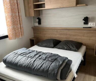 Chambre avec lit double et rangements dans le MH 479 3 chambres et 2 salles de bain