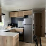 Cuisine équipée avec réfrigérateur et plaque de cuisson dans le MH 479 3 chambres et 2 salles de bain