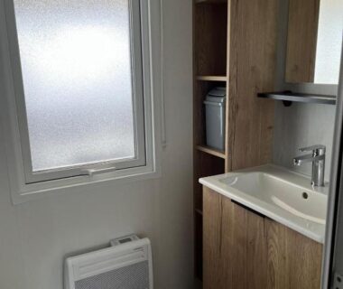 Salle de bains avec lavabo meuble et fenêtre dans le MH 479 3 chambres et 2 salles de bain