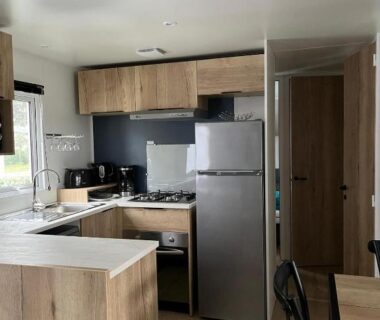 Cuisine équipée avec réfrigérateur et plaque de cuisson dans le MH 479 3 chambres et 2 salles de bain