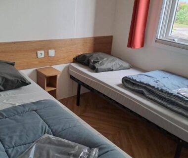 Chambre avec deux lits et fenêtre dans le MH 480 2ch 2sdb 40m2 dans camping 4 étoiles avec parc aquatique