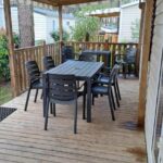 Terrasse couverte avec table et chaises du MH 480 2ch 2sdb 40m2