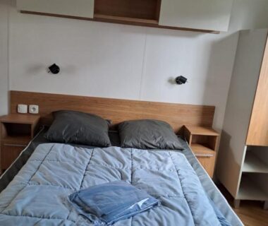 Chambre avec lit double et rangements dans le MH 480 2ch 2sdb 40m2