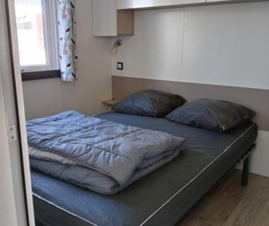 Chambre avec lit double rangements et fenêtre dans le MH 495 SALSA 2 chambres et 1 salle de bain