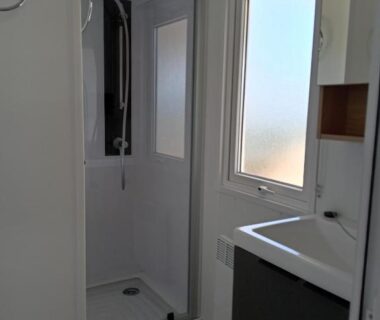 Salle de bain avec douche et lavabo dans le MH 495 SALSA