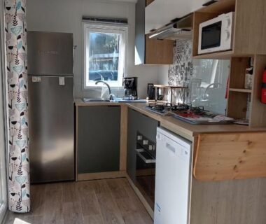 Cuisine équipée dans le mobil-home MH 495 SALSA 2 chambres et 1 salle de bain