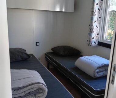 Chambre avec deux lits simples et rangements du mobil-home MH 495 SALSA