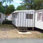 Allée de mobil-homes sous pinède dans le MH 502 Bois Dormant annexe