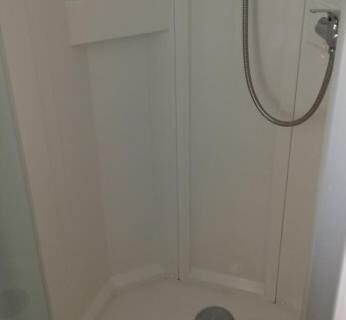 Salle de douche compacte avec pommeau dans le mobil-home MH 502 Bois Dormant annexe