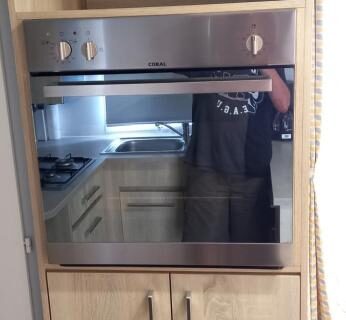 Coin cuisine avec four encastré dans le MH 502 Bois Dormant annexe