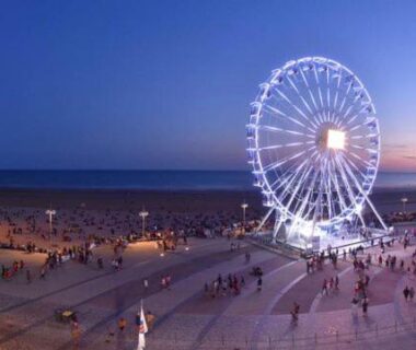 Bord de mer avec grande roue illuminée au MH 502 Bois Dormant annexe