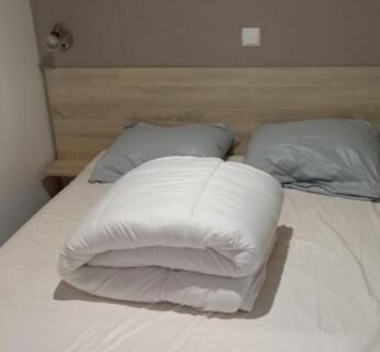 Chambre avec lit double dans le MH 502 Bois Dormant annexe