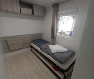 Chambre avec lit simple et lit gigogne visible dans le MH 515 AMIRA tout confort