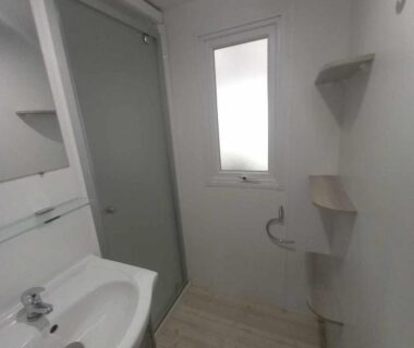 Salle de bain avec lavabo et douche dans le MH 515 AMIRA TOUT CONFORT