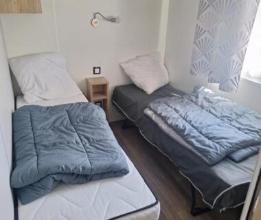 Chambre avec deux lits simples dans le MH 535 Tout équipé 3 CHAMBRES 1 SDB