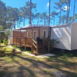 Terrasse en bois et mobil-home entre pins au MH 535 Tout équipé 3 CHAMBRES 1 SDB dans camping 4 étoiles