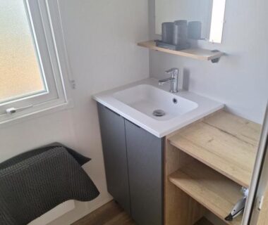 Salle de bains avec lavabo et étagères dans le MH 535 Tout équipé 3 CHAMBRES 1 SDB